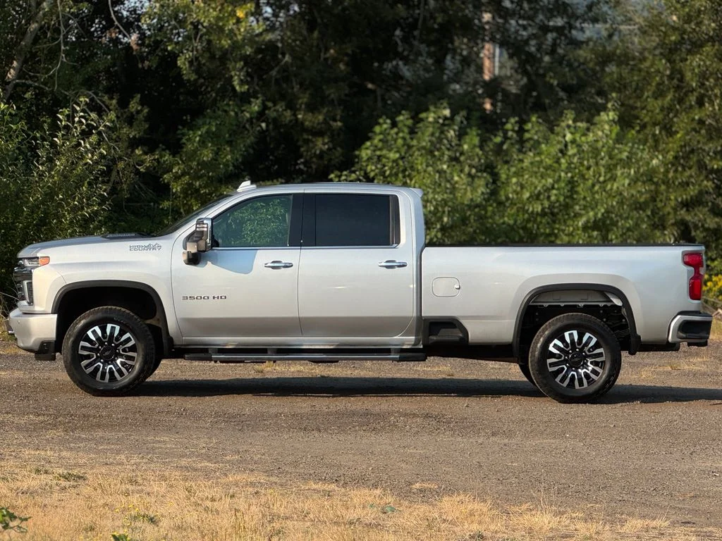 Used 2022 Silver Ice Metallic Chevrolet High Country image 4
