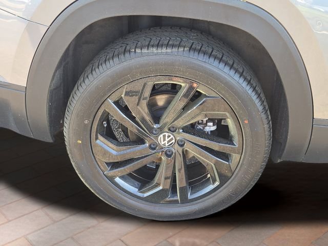 Used 2022 Platinum Gray Metallic Volkswagen 3.6L V6 SE w/Technology image 10