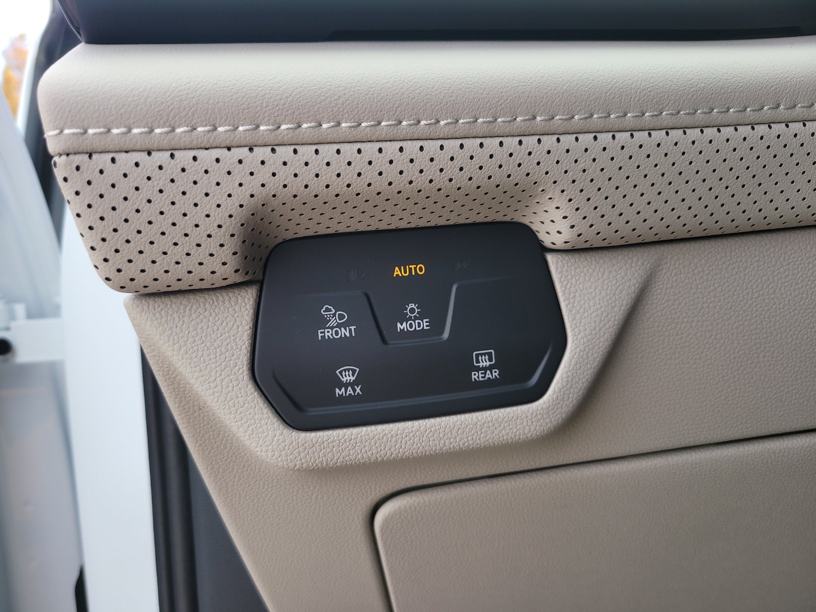 2026 Volkswagen Atlas SE w/Tech - Photo 32