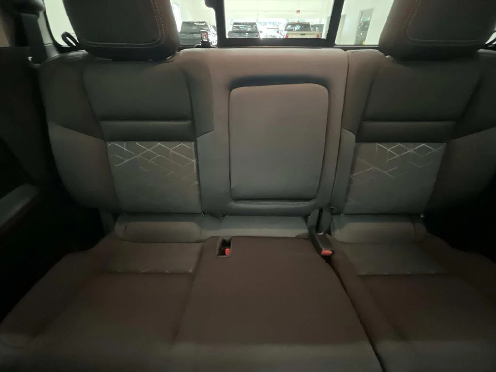 Used 2025 Glacier White Nissan SV CREW CAB 4X4 3.8L V6 1 Owner image 30