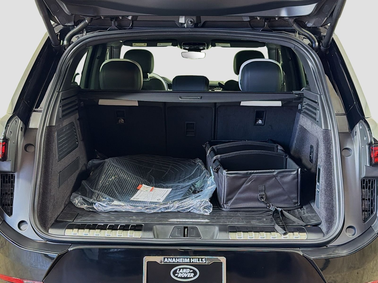 New 2026 Santorini Black Land Rover Dynamic SE image 29
