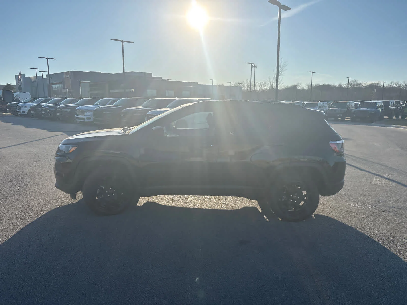 New 2026 Diamond Black Crystal Pearlcoat Jeep Latitude Altitude image 5