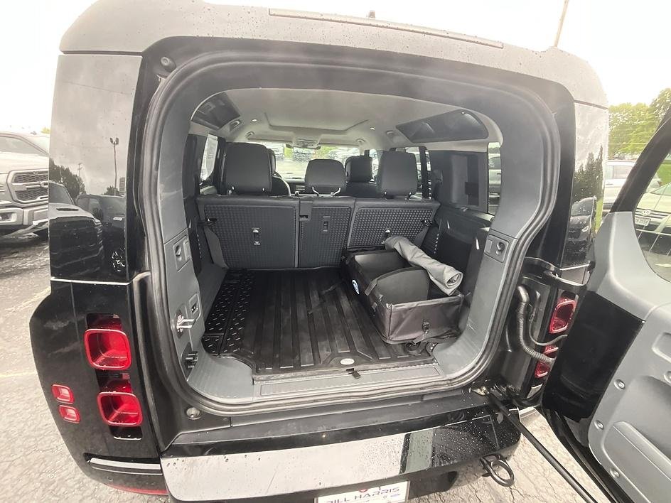 Used 2024 Black Land Rover X-Dynamic SE image 8