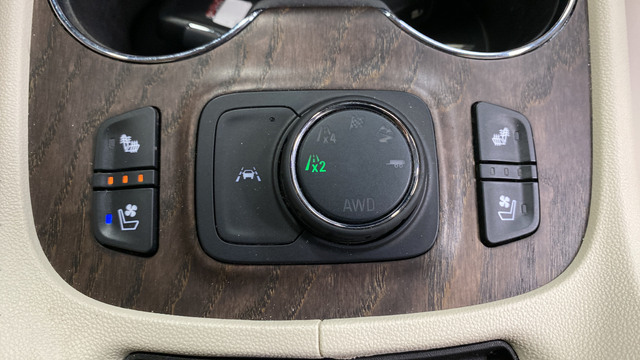 Used 2023 White Frost Tricoat GMC Denali image 20