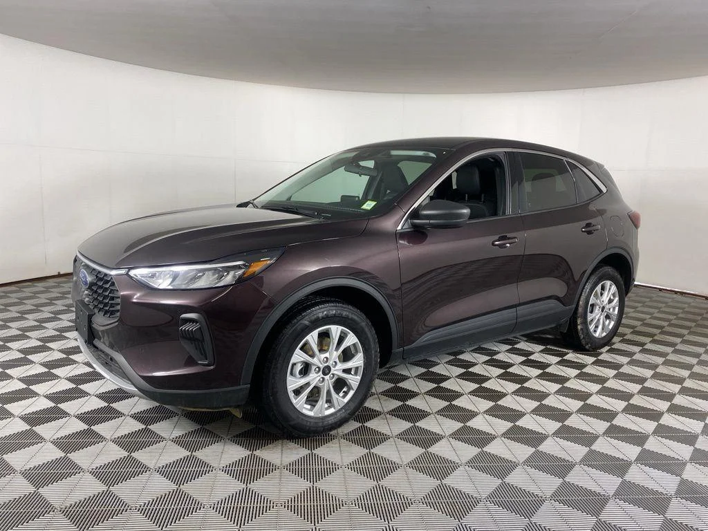 Used 2023 Cinnabar Red Ford Active image 4