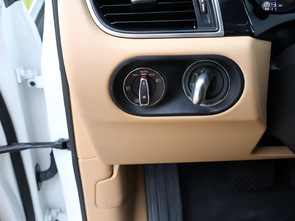 Used 2018 White Porsche Sport Edition image 33