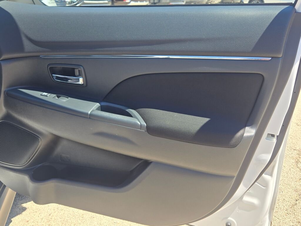 Used 2019  Mitsubishi 4WD**1 OWNER** image 6
