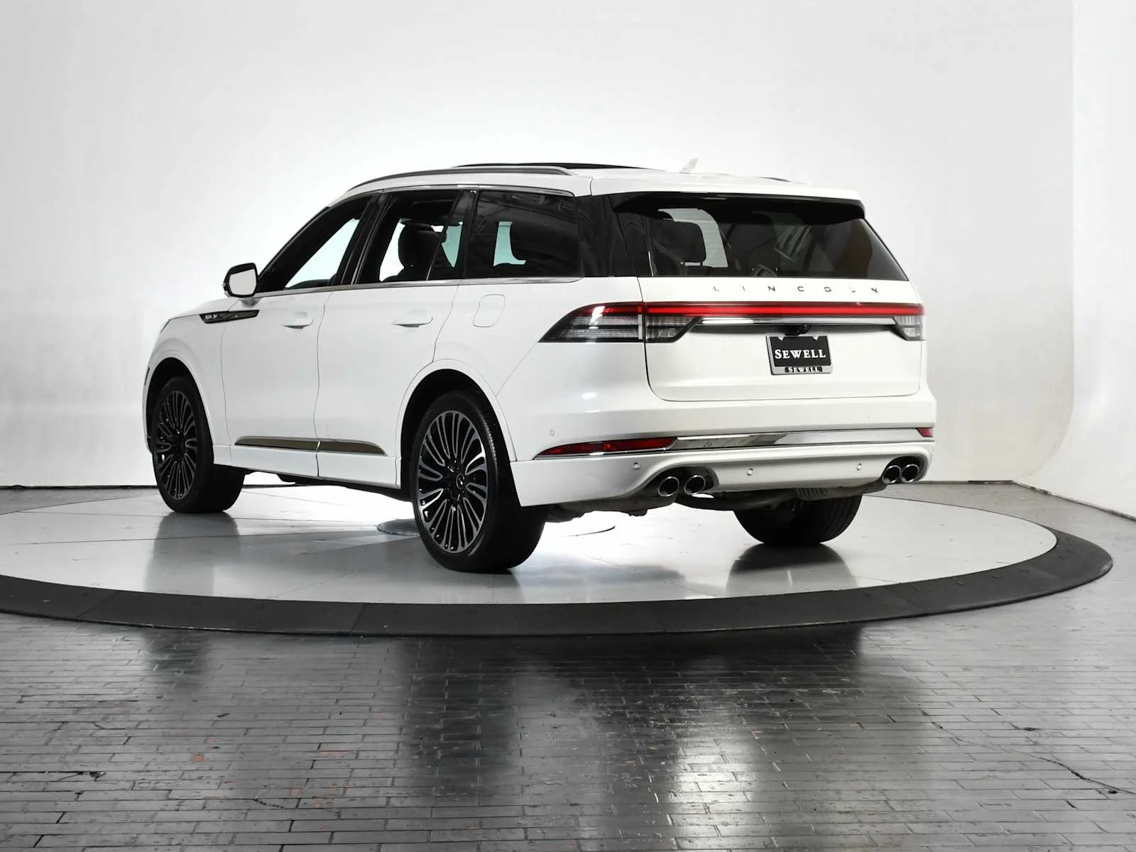 Used 2024 Pristine White Metallic Tri-Coat Lincoln Black Label image 4
