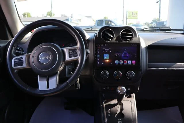 Used 2014 Granite Crystal Clearcoat Metallic Jeep Latitude image 23
