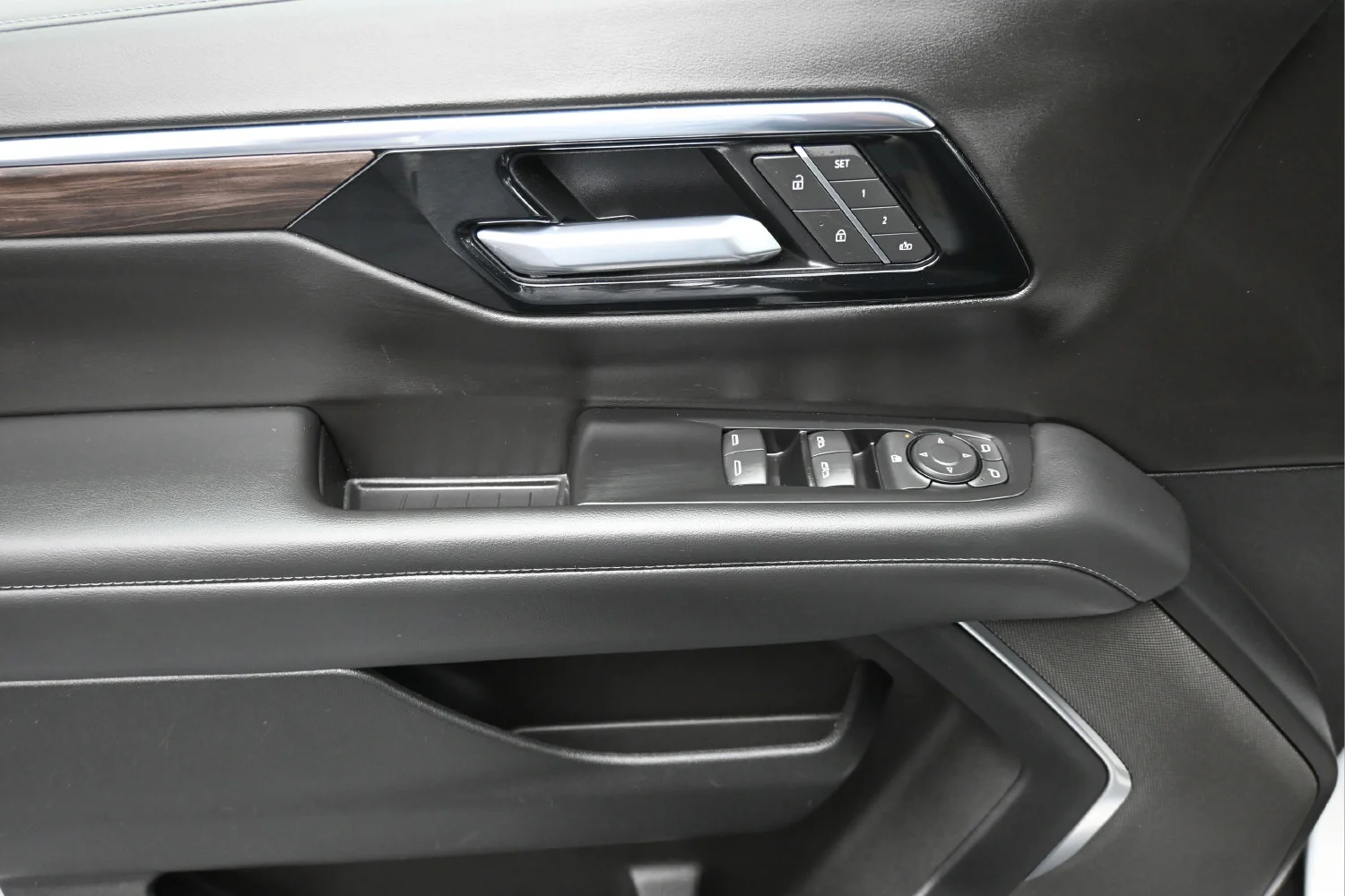 Used 2025 Summit White Chevrolet LT image 25