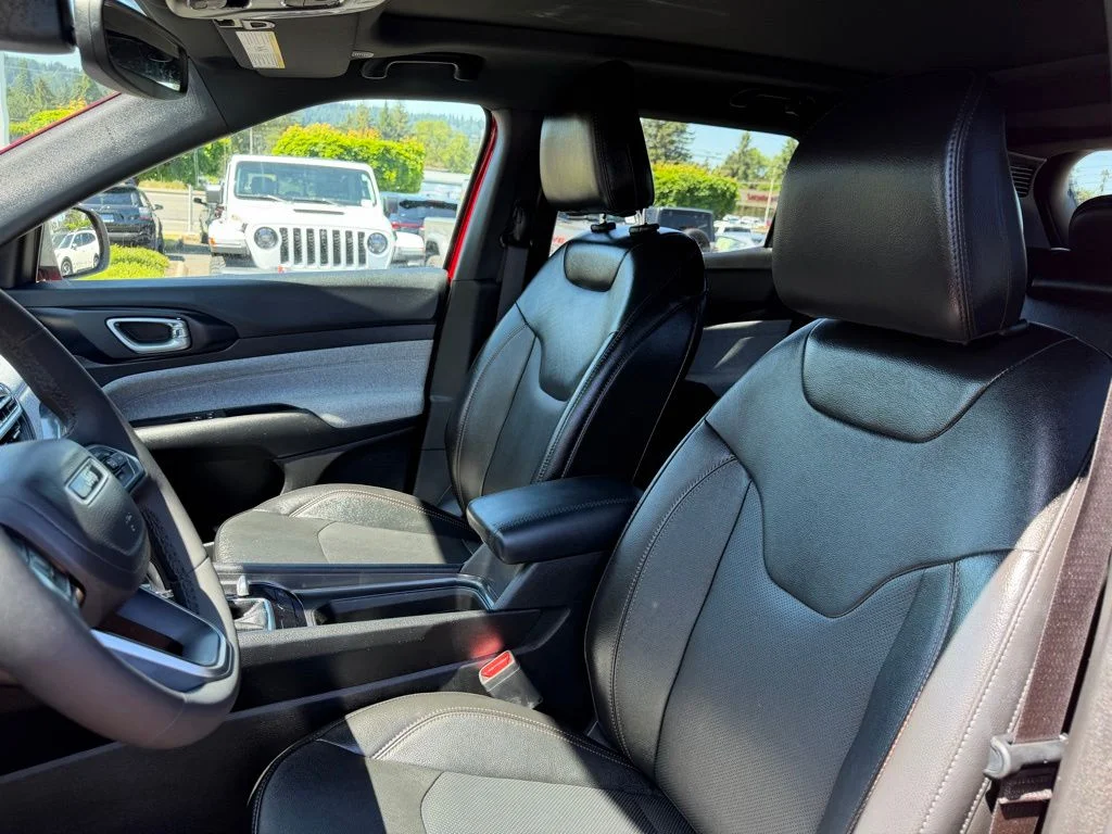 Used 2023 Redline Pearlcoat Jeep Latitude Lux image 14