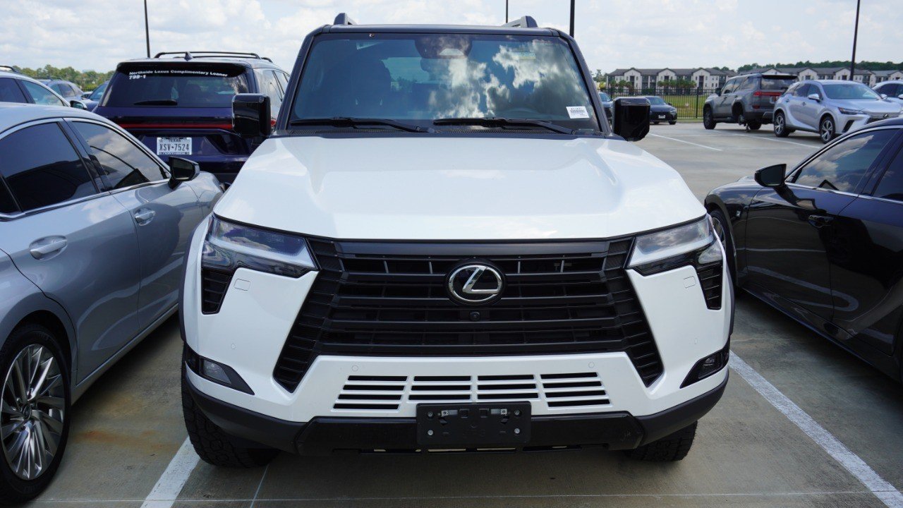 Used 2025 White Lexus GX 550 Overtrail image 2