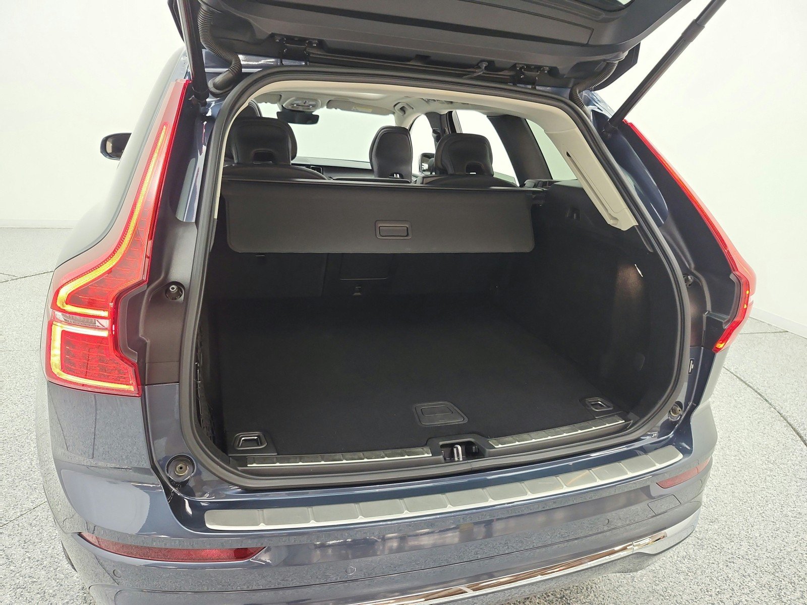 Used 2022 Denim Blue Metallic Volvo T8 eAWD PHEV Inscription Expression Extended Range image 21