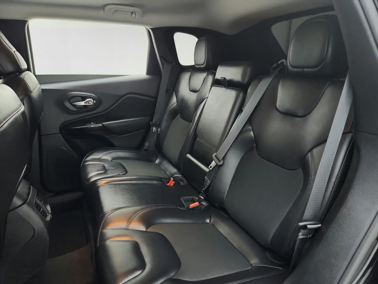 Used 2021 Diamond Black Crystal Pearlcoat Jeep Altitude image 25