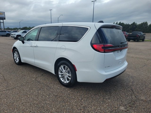 New 2027 Bright White Clear-Coat Paint Chrysler Select image 24