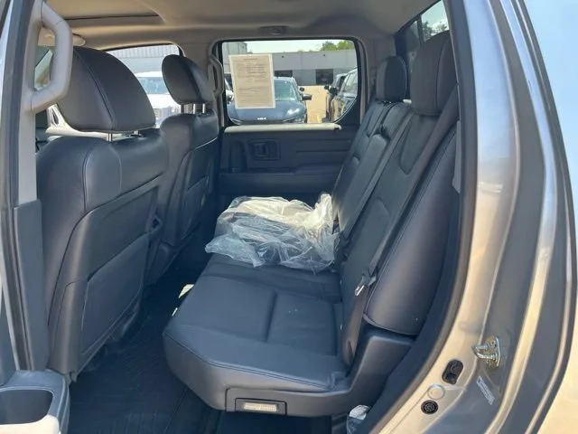 Used 2014 Alabaster Silver Metallic Honda SE image 13