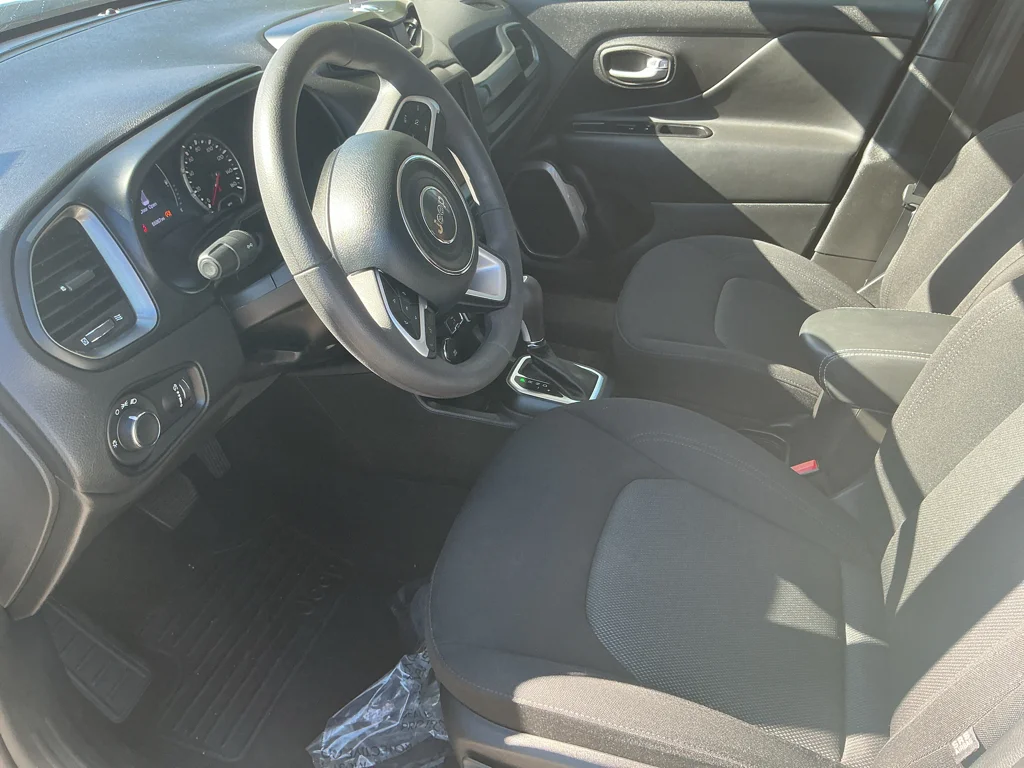 Used 2023 Alpine White Clearcoat Jeep Latitude image 11
