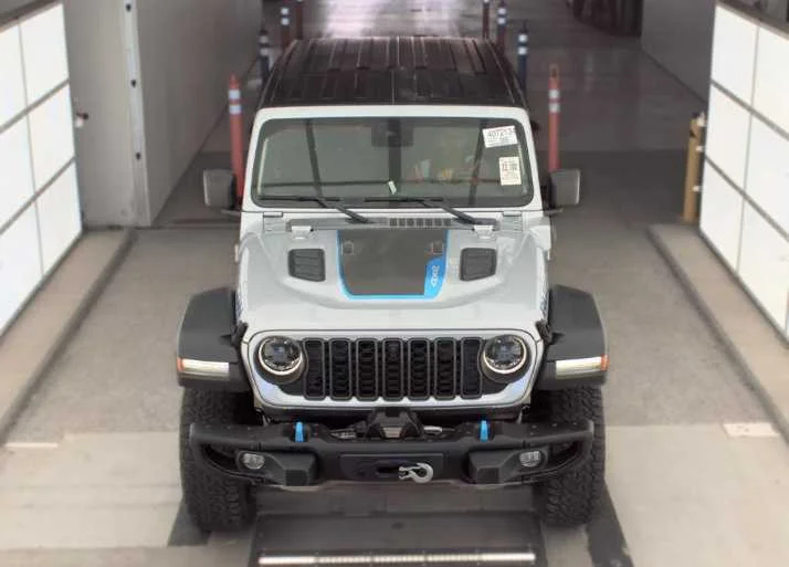 Used 2024 Silver Zynith Clearcoat Jeep Rubicon image 2