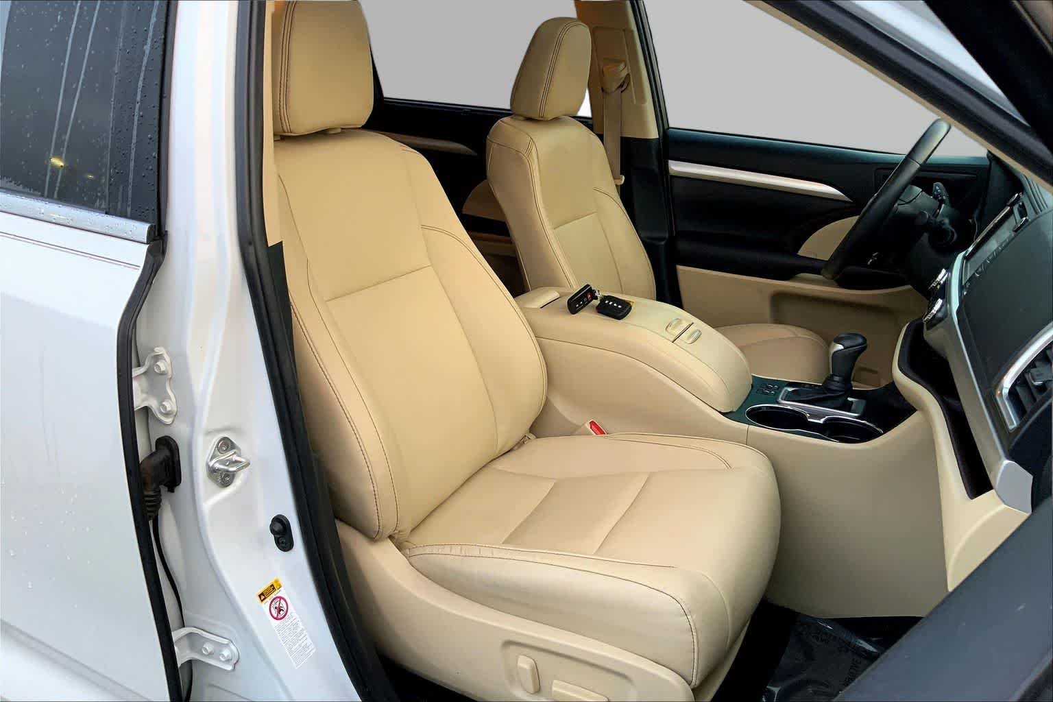 Used 2019 Blizzard Pearl Toyota XLE image 9
