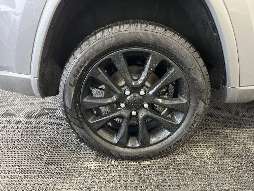 Used 2019 Silver Jeep Altitude image 26