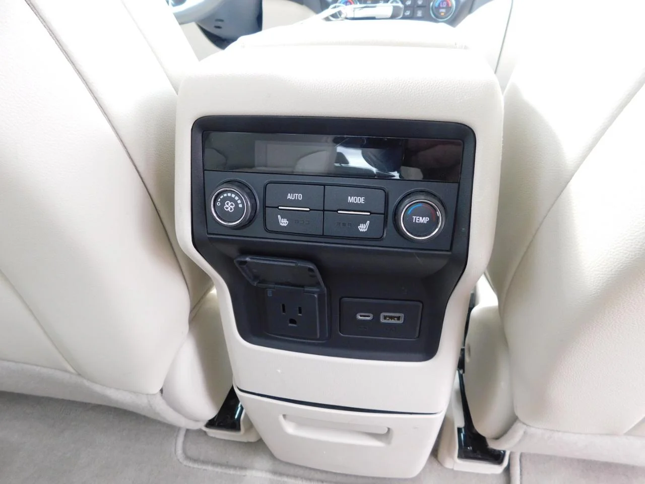 Used 2022 White GMC FWD 4DR DENALI image 15