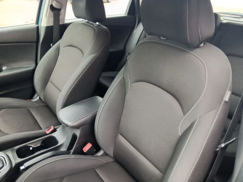 Used 2018 Electric Blue Metallic Hyundai Base image 27