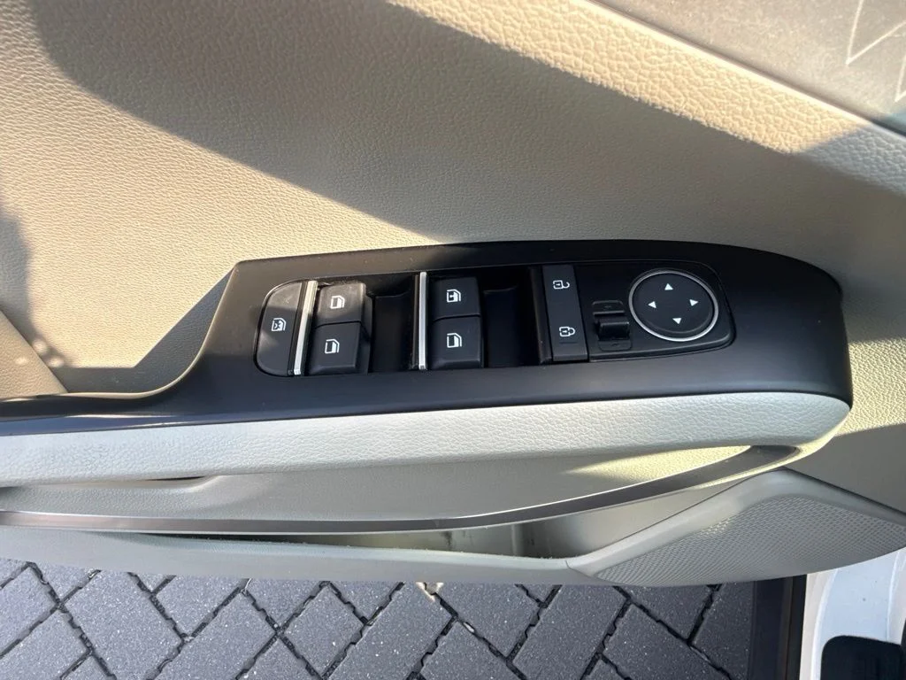 Used 2024 White Kia LX image 21
