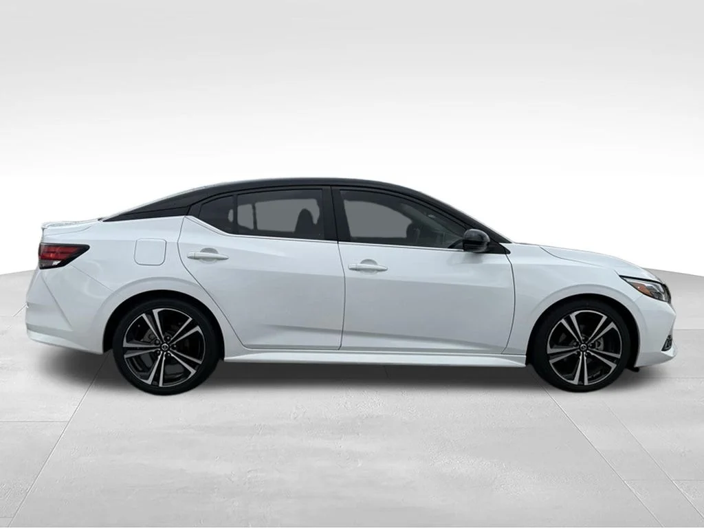 Used 2022 White Nissan SR image 25