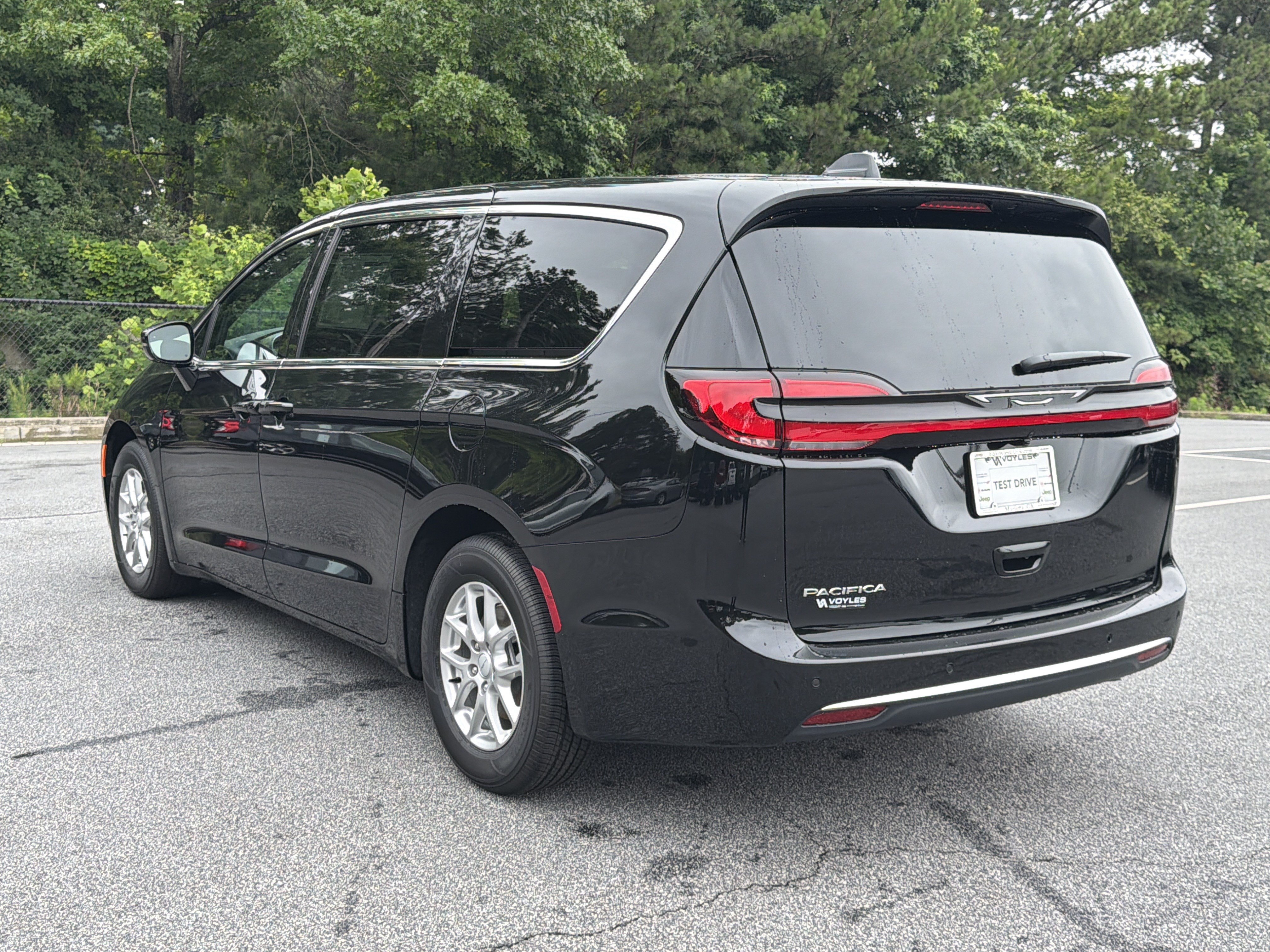 New 2027 Diamond Black Crystal Pearl-Coat Paint Chrysler Select image 6