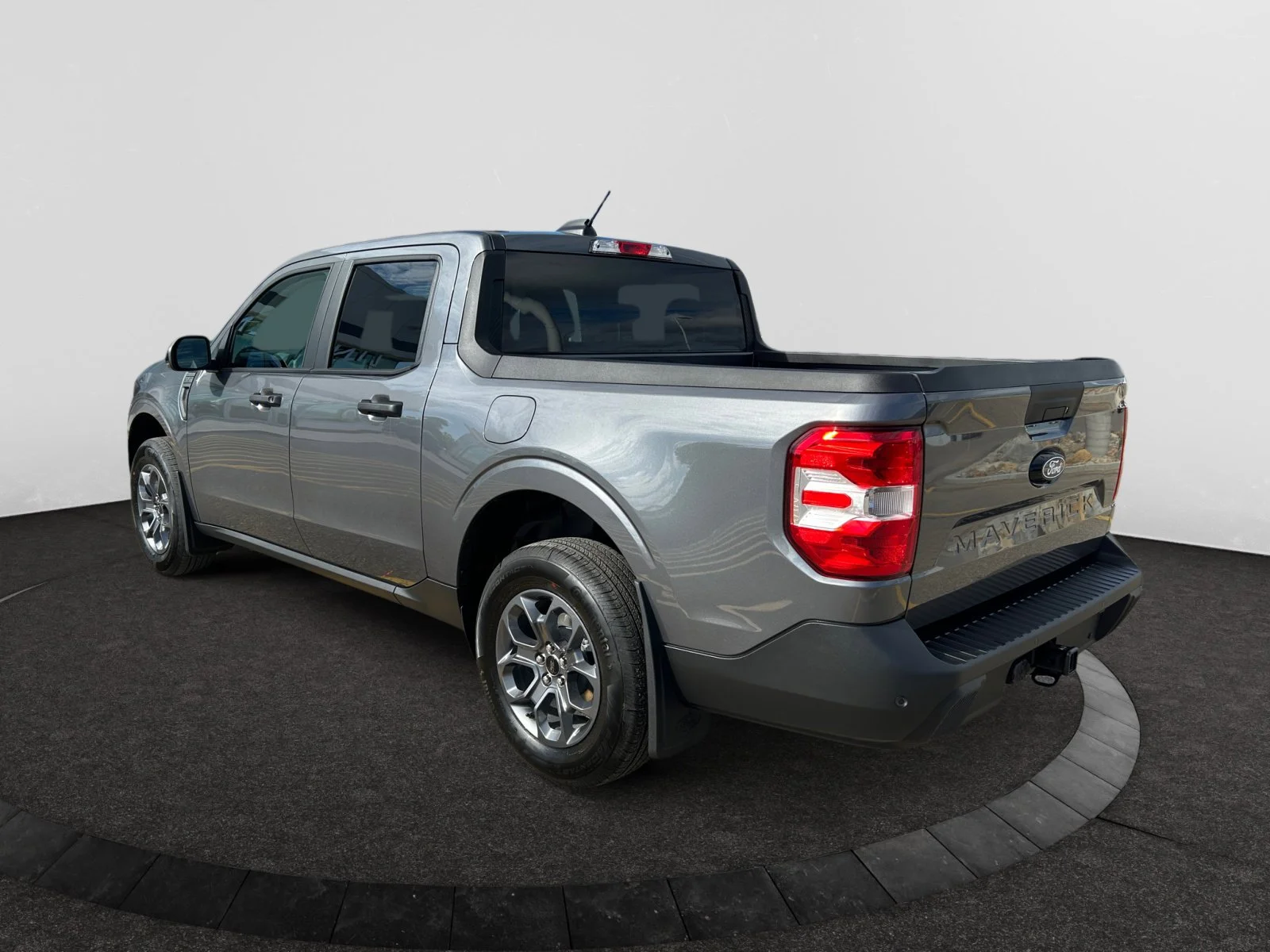 New 2026 Carbonized Grey Metallic Ford XLT image 3
