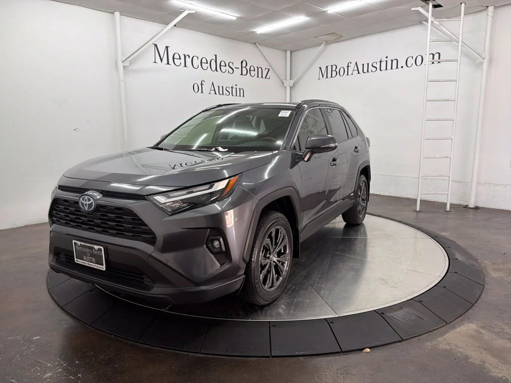 Used 2023 Gray Toyota XLE Premium image 3
