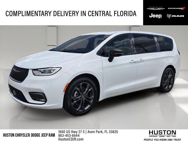 2026 Chrysler Pacifica Select's photo