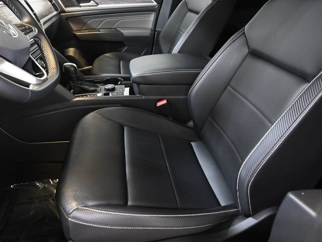 Used 2023 Black Volkswagen 3.6L V6 SE w/Technology image 6