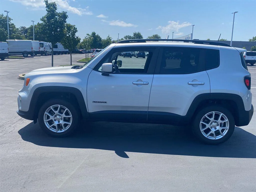Used 2021 Glacier Metallic Clearcoat Jeep Latitude image 7