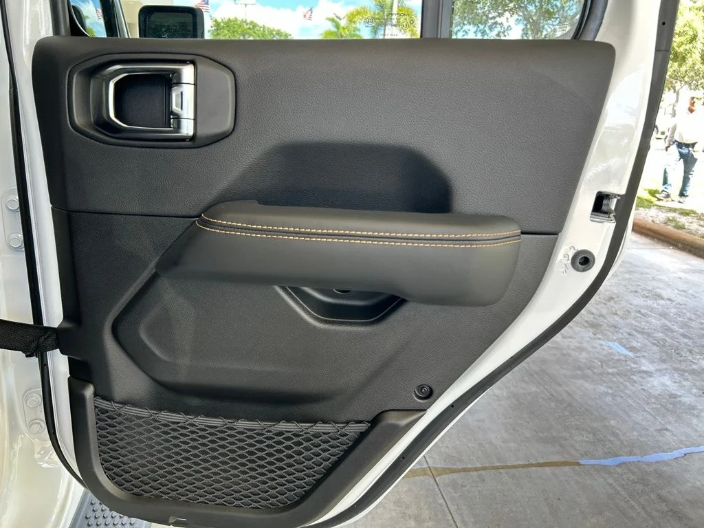 Used 2025 White Jeep Sahara image 33