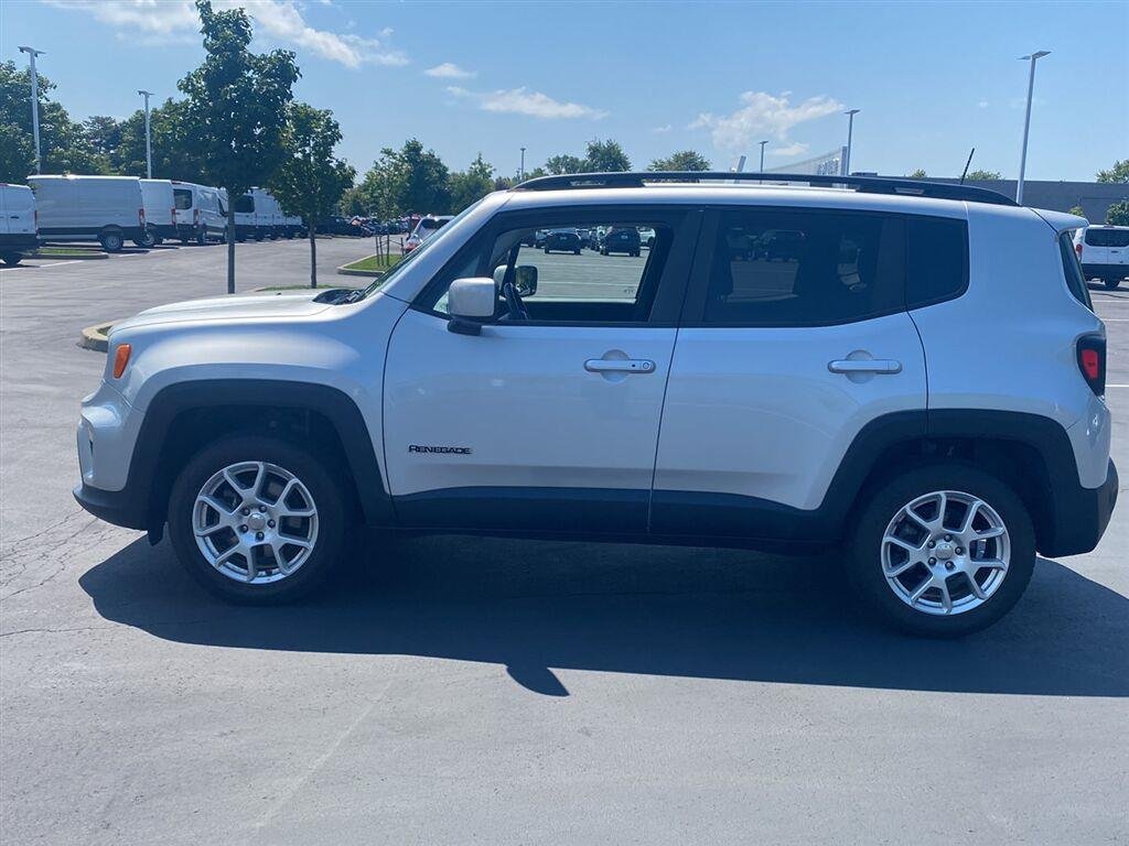 Used 2021 Glacier Metallic Clearcoat Jeep Latitude image 7