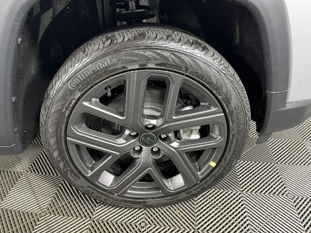 New 2026 Silver Zynith Metallic Clearcoat Jeep Limited image 5