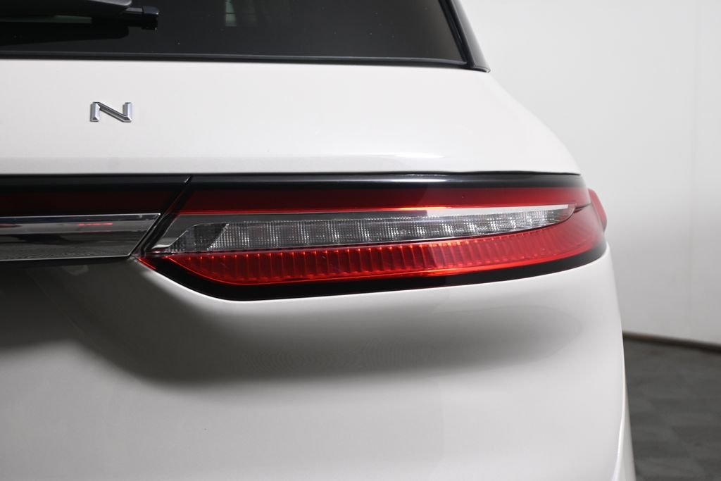 Used 2024 White Lincoln Premiere image 13