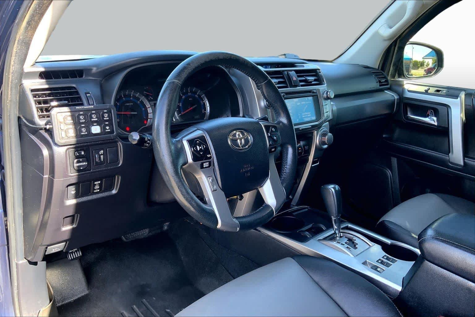 Used 2018 Nautical Blue Metallic Toyota SR5 Premium image 18