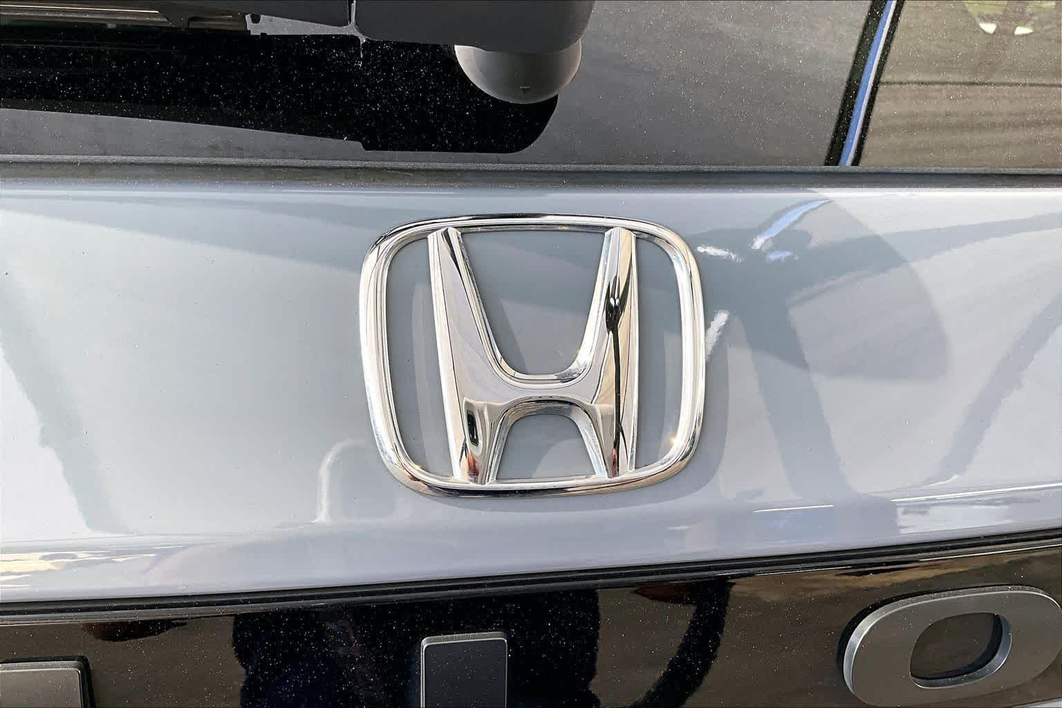 Used 2025 Sonic Gray Pearl Honda Touring image 31