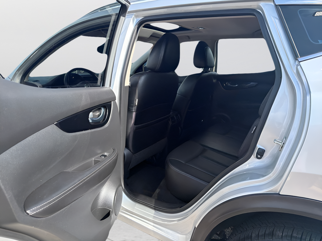 Used 2022 Silver Nissan SL image 18