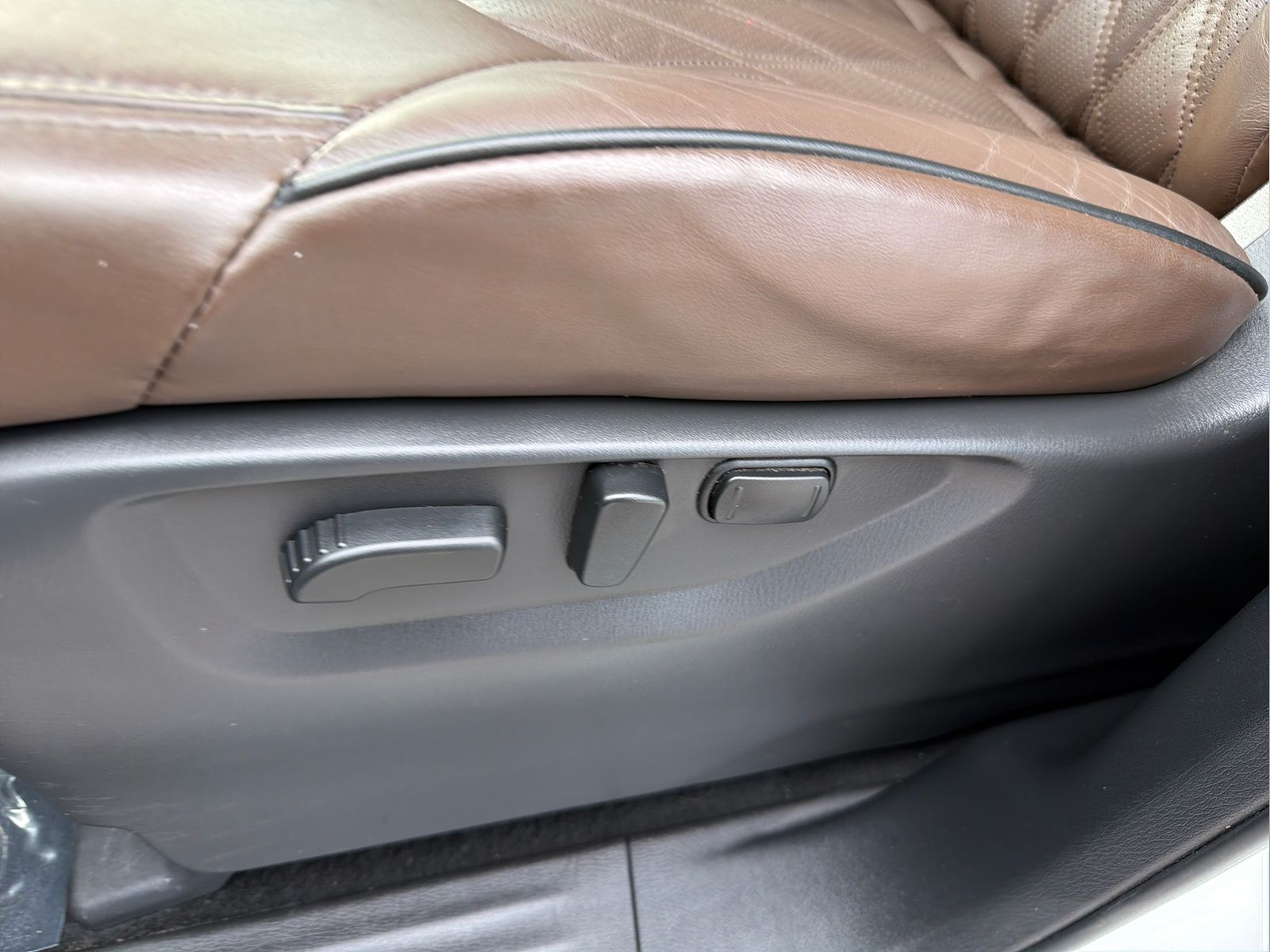 Used 2022 White Nissan Platinum image 32