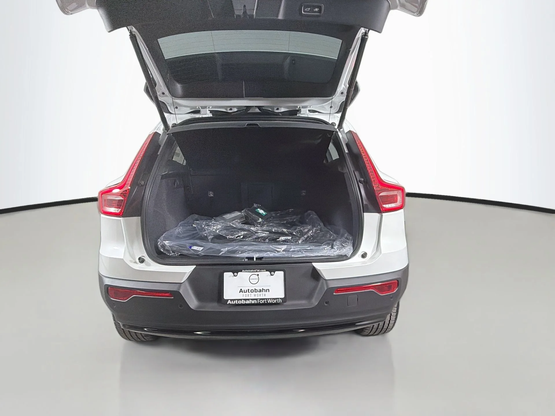 New 2026 Crystal White Volvo Plus image 24