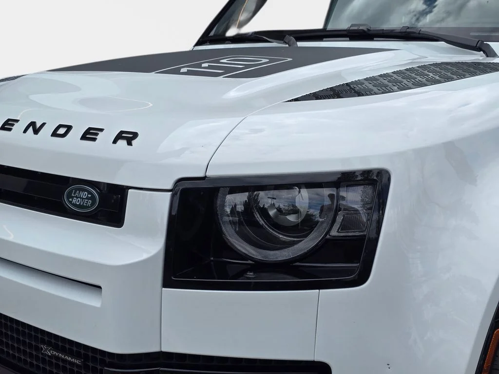 Used 2023 Fuji White Land Rover X-Dynamic SE image 33
