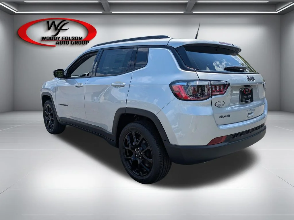 New 2026 Silver Zynith Metallic Clear-Coat Exterior Paint Jeep Latitude image 7