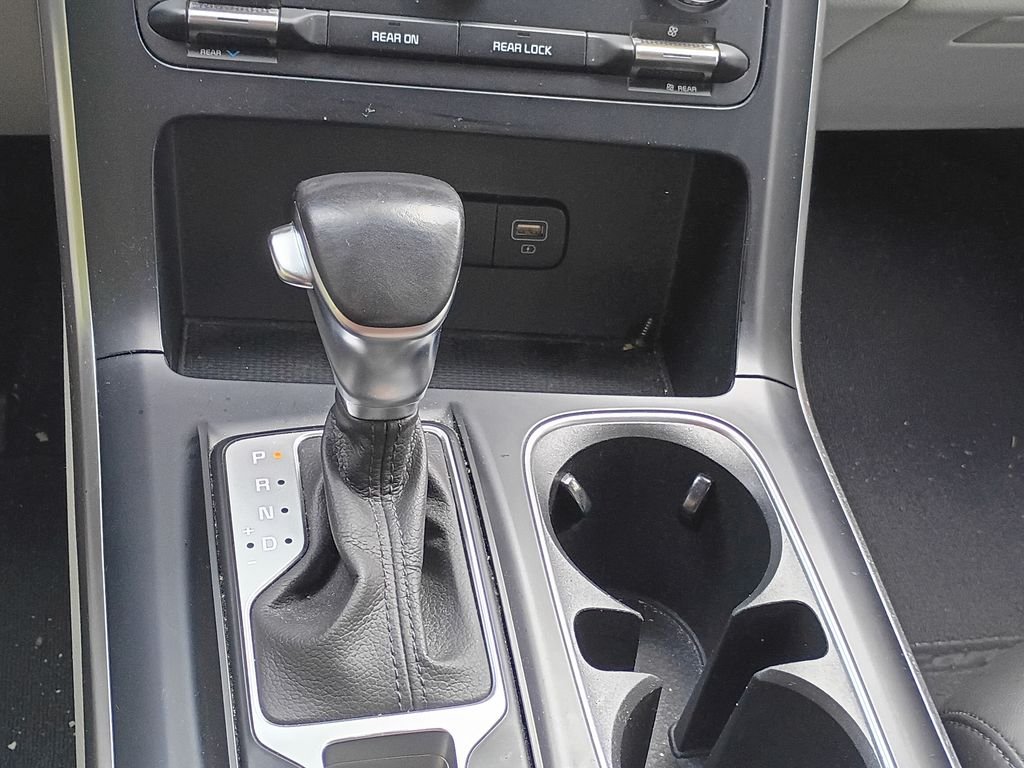 Used 2022 Snow White Pearl Kia LXS image 19