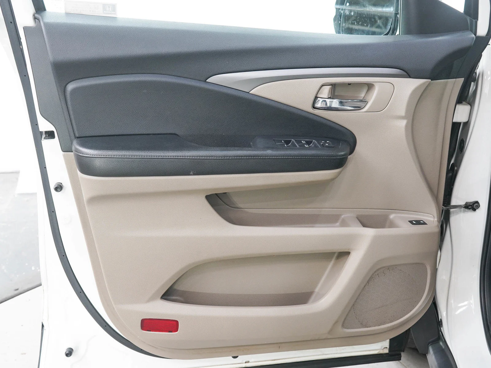 Used 2018 White Diamond Pearl Honda exl image 21