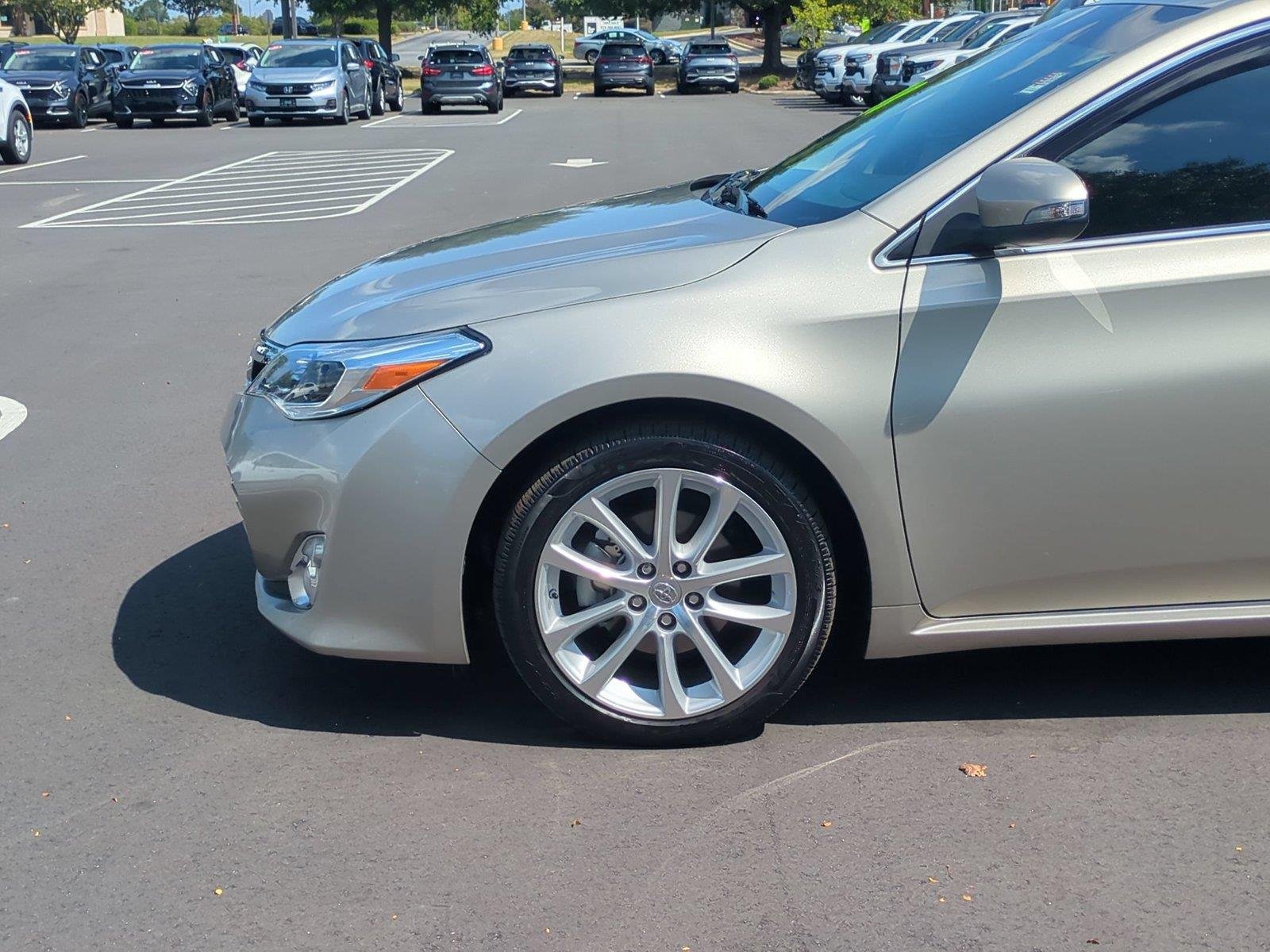 Used 2013  Toyota XLE Touring image 10