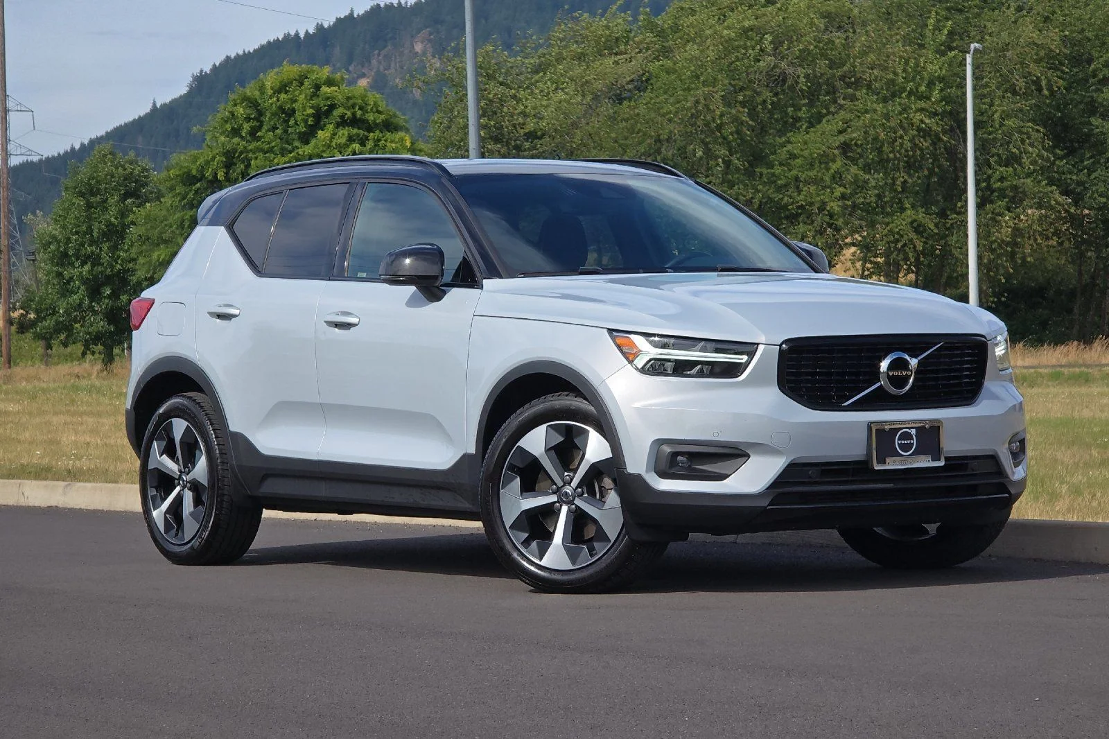 2020 Volvo XC40 T5 R-Design AWD's photo