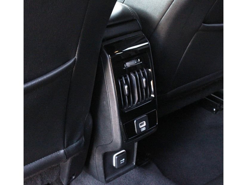 Used 2024 Diamond Black Crystal Pearlcoat Jeep Latitude image 14